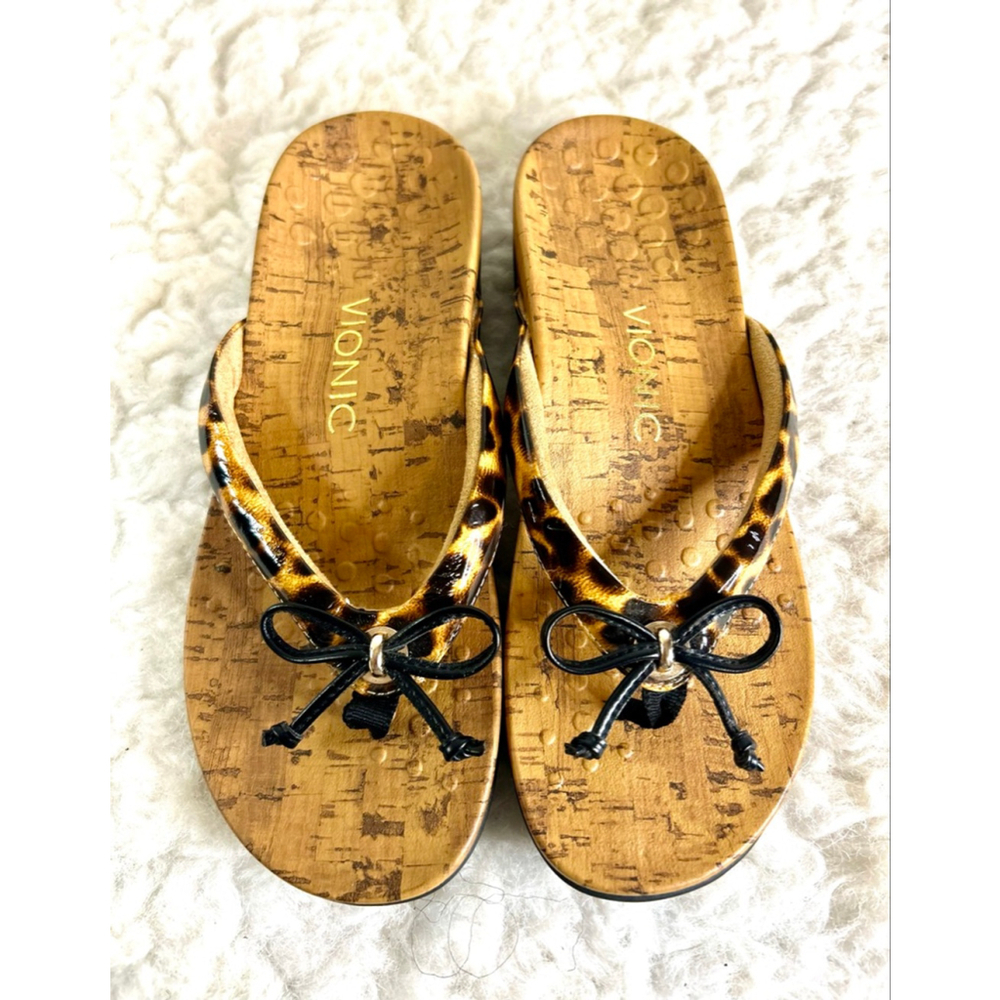 Vionic Cassie Rest thong sandals in leopard print with black bow women size 6